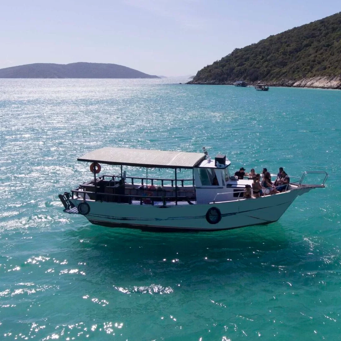 Passeio-de-Barco-em-Arraial-do-Cabo-CaribbeanTour-Turismo-2-scaled-e1665432370947